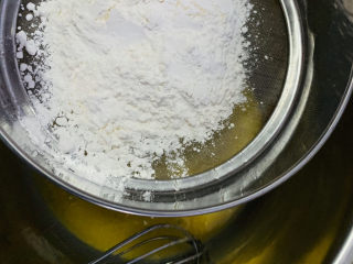 11、芝麻薄脆饼干,过塞加入盆中；