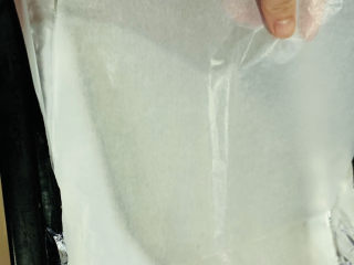 15、芝麻薄脆饼干,烤盘铺一层锡纸，一层油纸，比较好脱模；