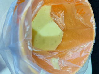 17、芝麻薄脆饼干,全部倒入裱花袋；