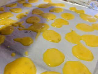 19、芝麻薄脆饼干,挤入盘里，这个步骤也是小朋友完成的，所以大大小小很随意；