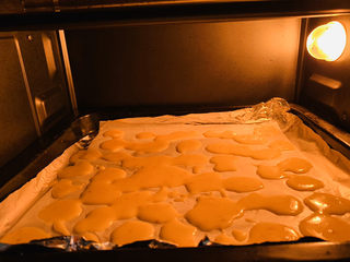 20、芝麻薄脆饼干,中层上下火160℃，烤15分钟，后面几分钟要注意看是否太焦，视情况关烤箱；