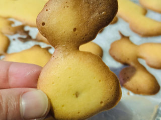 22、芝麻薄脆饼干,很好吃????，芝麻放的少，如果按量就更香了；