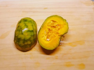 3、脆皮南瓜饼,贝贝南瓜去皮去瓤