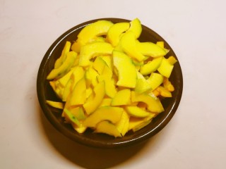 4、脆皮南瓜饼,切薄片 上蒸锅蒸熟