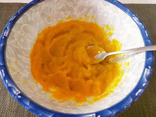 5、脆皮南瓜饼,用勺子碾压成泥