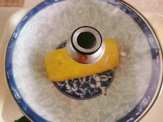 7、脆皮南瓜饼,团成面团  加盖静置半个小时