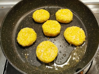 12、脆皮南瓜饼,起油锅  油热放入饼胚