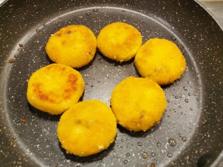 14、脆皮南瓜饼,翻另一面  煎至颜色金黄