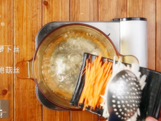 2、香煎虾饼-宝妈首选的补钙儿童餐,清水煮沸，倒入50g胡萝卜丝、50g杏鲍菇丝