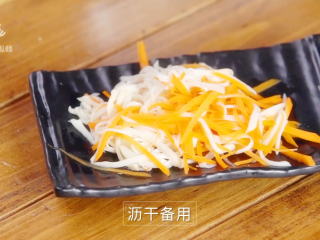 5、香煎虾饼-宝妈首选的补钙儿童餐,沥干水分备用