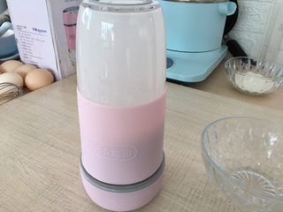 2、银耳戚风蛋糕,银耳和牛奶用果汁机打成糊状。