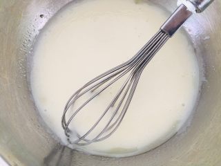 4、银耳戚风蛋糕,搅拌乳化。