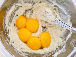 7、银耳戚风蛋糕,加入蛋黄。