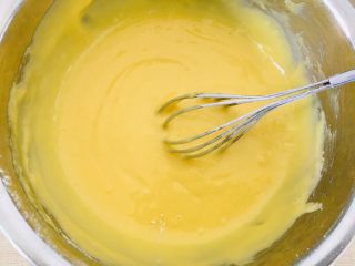 8、银耳戚风蛋糕,搅拌至细腻状态。