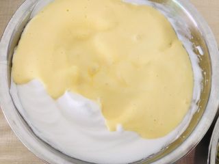 11、银耳戚风蛋糕,然后倒入剩余的蛋白里。