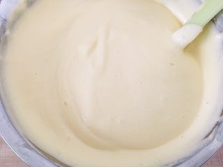 12、银耳戚风蛋糕,全部翻拌混合均匀。