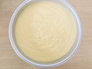 13、银耳戚风蛋糕,倒入八寸蛋糕模具。