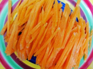 1、胡萝卜炒肉丝,胡萝卜洗净，先切薄片，再切丝。