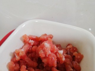 2、胡萝卜炒肉丝,准备号肉丝或肉末。