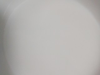 5、胡萝卜炒肉丝,少许淀粉，备好薄芡汁。