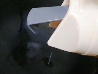 6、胡萝卜炒肉丝,热锅放少许花生油。