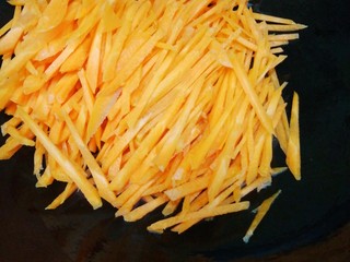 7、胡萝卜炒肉丝,放入切好的胡萝卜丝，煸炒。胡萝卜遇油，更有利于营养素的“释放”????