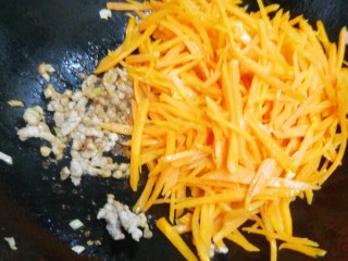 10、胡萝卜炒肉丝,肉沫变色后，放入煸好的胡萝卜丝翻炒！