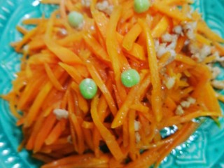 14、胡萝卜炒肉丝,装盘，可点一点儿香油提味，可不加。