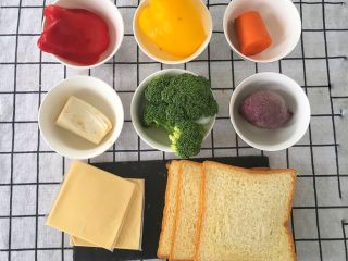 1、宝宝辅食12M➕彩虹????芝士吐司,准备好所有材料