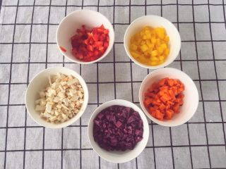 2、宝宝辅食12M➕彩虹????芝士吐司,胡萝卜、彩椒、杏鲍菇和紫薯分别切成小丁