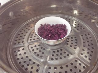 3、宝宝辅食12M➕彩虹????芝士吐司,将紫薯丁蒸熟（小月龄宝宝吃的话也可以把胡萝卜丁一起蒸）