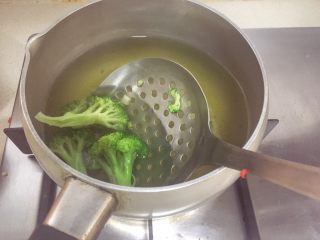 5、宝宝辅食12M➕彩虹????芝士吐司,西兰花绰一下沥干水分切碎