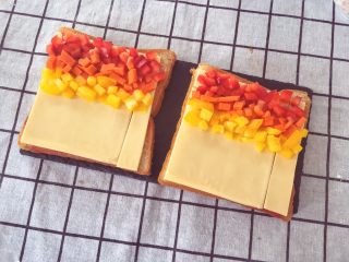 7、宝宝辅食12M➕彩虹????芝士吐司,铺上蔬菜粒，每种摆两行