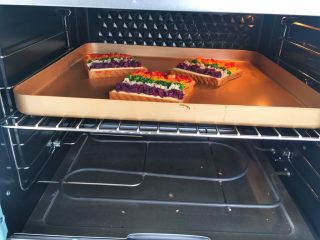 9、宝宝辅食12M➕彩虹????芝士吐司,预热烤箱上下火200℃，烤10分钟即可，根据每个烤箱温度差异，调节时间