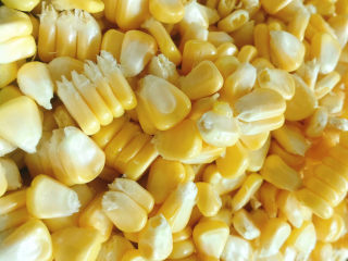 2、玉米肉末粥,剥粒