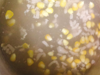 10、玉米肉末粥,继续大火煮。