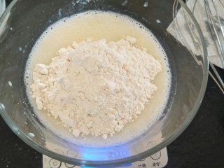 7、简易6寸戚风蛋糕(2蛋),加入低筋面粉50克。过不过筛无所谓