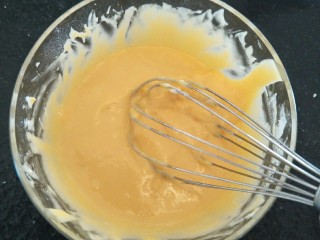 10、简易6寸戚风蛋糕(2蛋),继续划十字搅拌。预热烤箱150°。