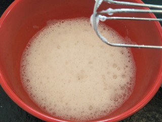 12、简易6寸戚风蛋糕(2蛋),打蛋器先打出鱼眼泡。加入第一次糖。