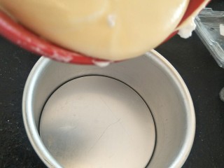 21、简易6寸戚风蛋糕(2蛋), 倒入六寸模具中。