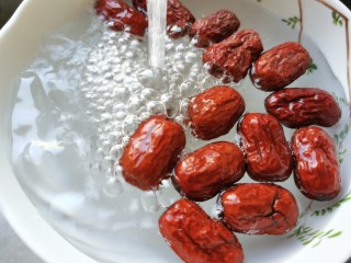 4、糖水鸡蛋,若羌灰枣表面有一层土，也要用水仔细冲洗干净。