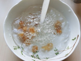 5、糖水鸡蛋,桂圆干是无核的，清水冲洗一下就可。