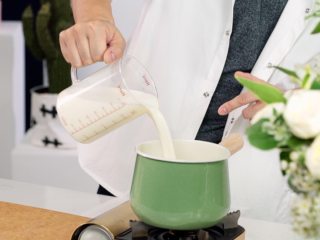 1、顺德双皮奶,奶锅倒入牛奶500ml，开小火边搅拌边煮到边缘冒小泡，关火