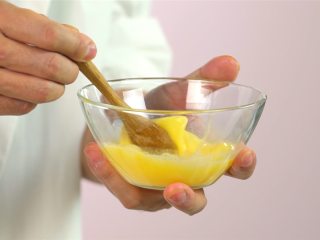 3、顺德双皮奶,鸡蛋3个分离蛋清和蛋黄，蛋清部分加入炼乳轻轻搅拌均匀