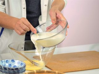 4、顺德双皮奶,用牙签轻轻挑开奶皮，将牛奶缓缓倒入蛋清里搅拌均匀，再用筛子过滤使其更细腻