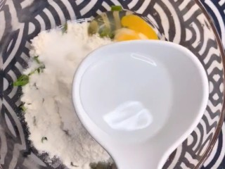1、早餐鸡蛋饼,碗中加入胡萝卜丁，葱花，两个母鸡蛋，两勺面粉，一勺盐，适量的清水