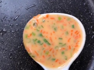 3、早餐鸡蛋饼,平底锅刷油，倒入面糊