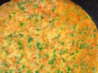 5、早餐鸡蛋饼,小火煎至两面金黄熟透