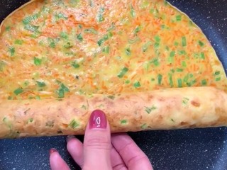 7、早餐鸡蛋饼,卷起来改刀切断即可