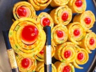 8、早餐鸡蛋饼,放上自己喜欢吃的酱，早餐鸡蛋饼完成